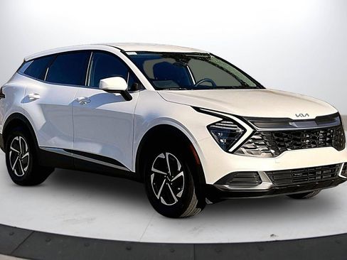 Used 2025 Kia Sportage LX image 2