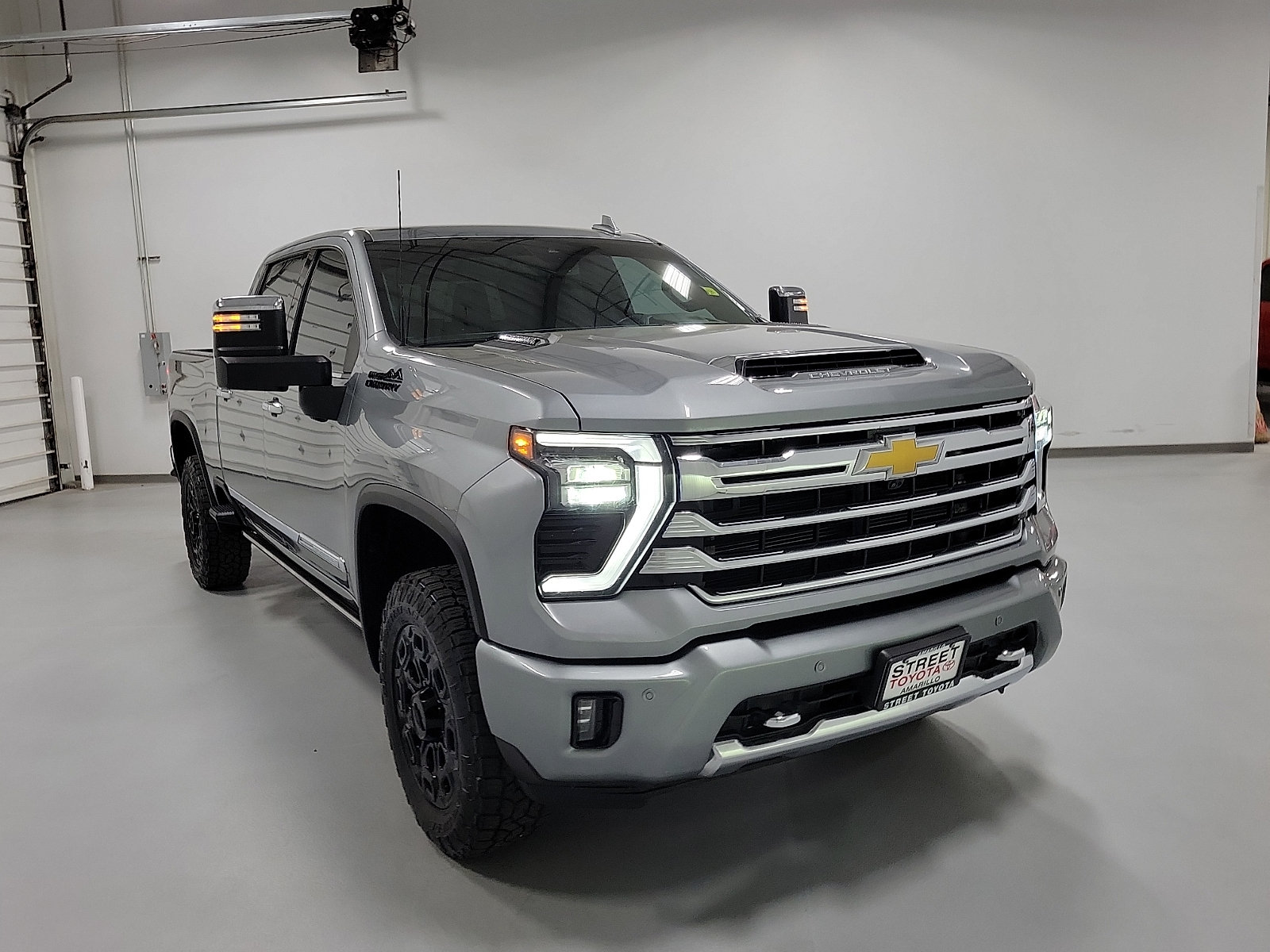 Used 2024 Chevrolet Silverado 2500 High Country w/ LPO, Dark Essentials Package AWD/4WD image 3