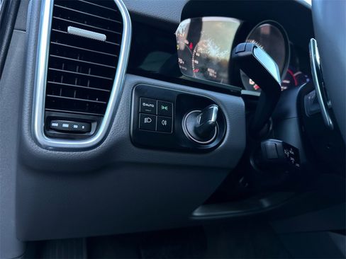 Used 2023 Porsche Cayenne Platinum Edition image 34