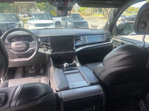 Used 2023 Jeep Wagoneer Series II RWD image 12