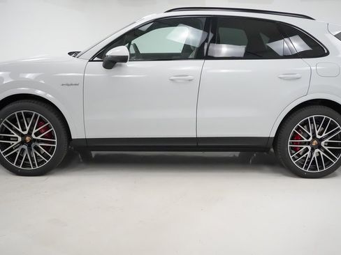 New 2026 Porsche Cayenne S image 2