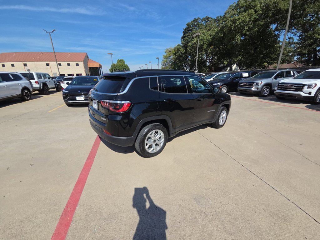 Used 2025 Jeep Compass Latitude w/ Sun & Sound Group AWD/4WD image 7