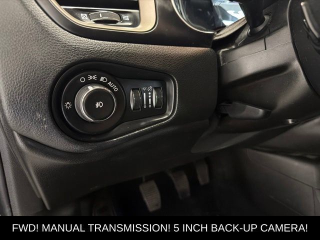 Used 2016 Jeep Renegade Latitude FWD image 14