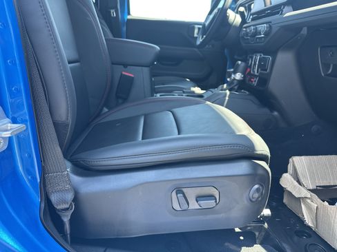Used 2025 Jeep Wrangler Unlimited Rubicon AWD/4WD image 17