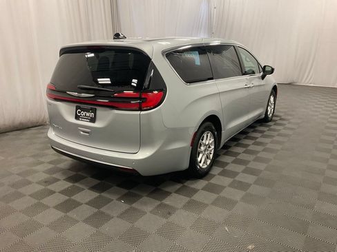 Used 2024 Chrysler Pacifica Touring-L FWD image 9