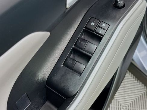 Used 2023 Toyota Highlander XLE AWD/4WD image 18