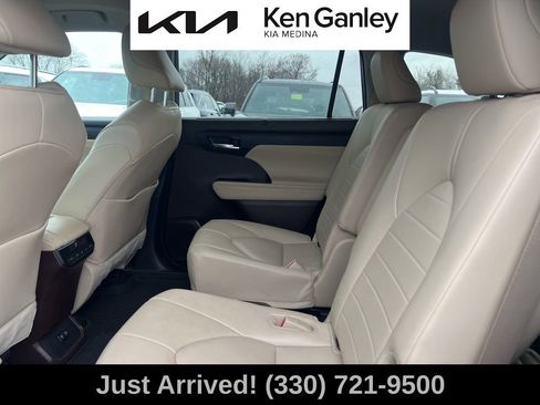 Used 2021 Toyota Highlander XLE image 10