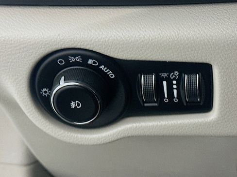 Used 2018 Chrysler Pacifica Touring-L Plus image 16