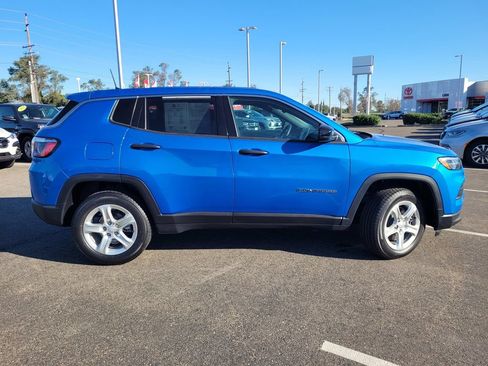 Used 2023 Jeep Compass Sport AWD/4WD image 3