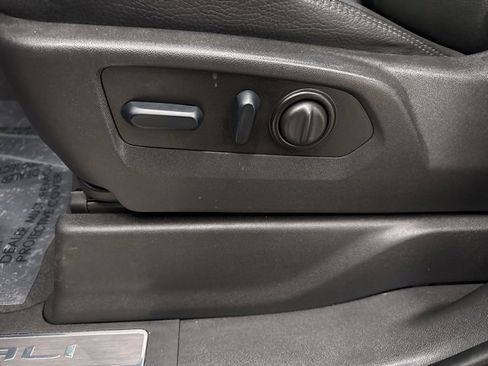 Used 2023 GMC Sierra 3500 Denali w/ Denali Ultimate Package image 11