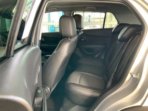 Used 2022 Chevrolet Trax LT w/ LT Convenience Package image 19