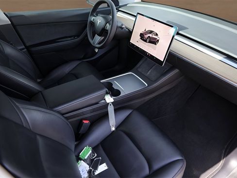 Used 2022 Tesla Model Y Long Range image 26