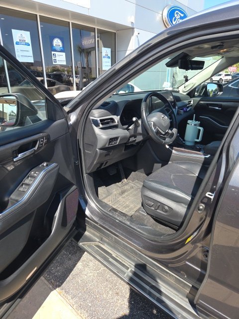 Used 2023 Toyota Highlander Platinum AWD/4WD image 9