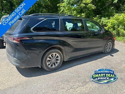 Used 2025 Toyota Sienna LE w/ LE Plus Package AWD/4WD image 2