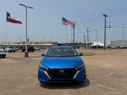 Used 2025 Nissan Sentra SV w/ SV Premium Package FWD image 5