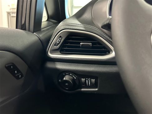 New 2025 Chrysler Pacifica Select image 18