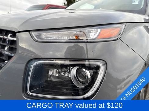 Used 2022 Hyundai Venue Limited FWD image 3