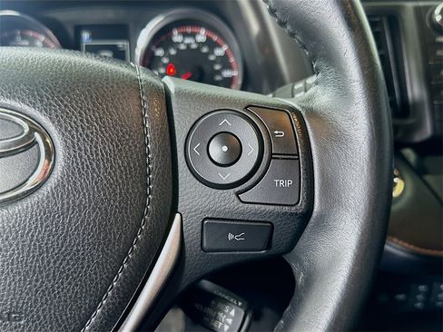 Used 2018 Toyota RAV4 SE image 23