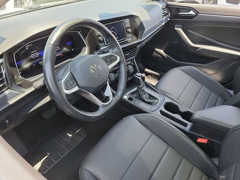 Used 2024 Volkswagen Jetta SE image 3