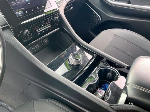 Used 2022 Jeep Grand Cherokee Laredo w/ Luxury Tech Group I image 19