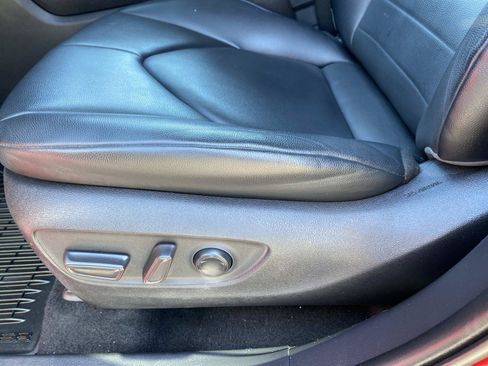 Used 2021 Toyota Highlander XLE AWD/4WD image 24
