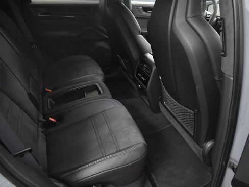 Certified 2024 Porsche Cayenne Turbo GT AWD/4WD image 9