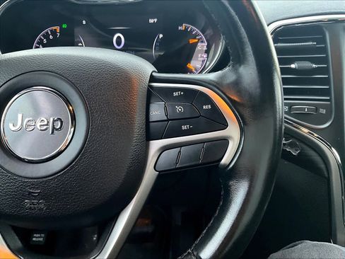 Used 2020 Jeep Grand Cherokee Laredo image 24