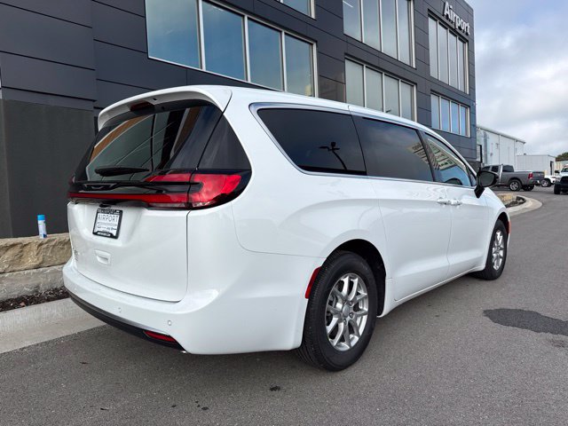 New 2027 Chrysler Pacifica Select FWD image 3