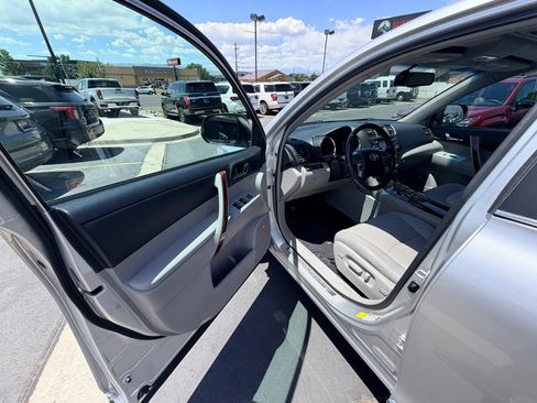 Used 2013 Toyota Highlander Limited AWD/4WD image 10