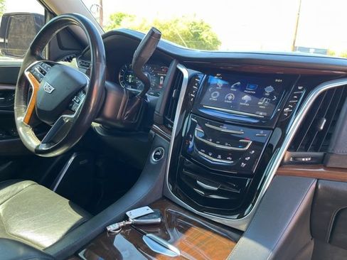 Used 2020 Cadillac Escalade Luxury AWD/4WD image 35