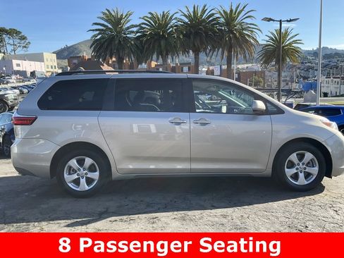 Used 2015 Toyota Sienna LE image 3
