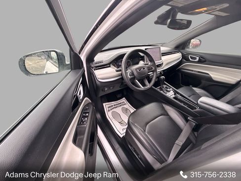 Used 2025 Jeep Compass Limited image 11