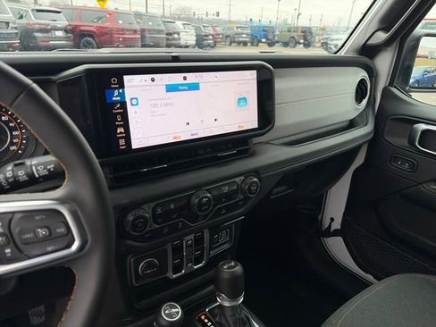 Used 2025 Jeep Wrangler Sahara image 42