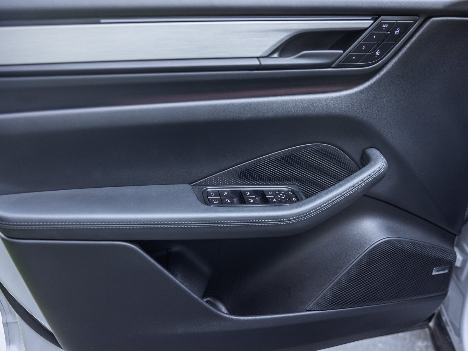 Certified 2025 Porsche Macan 4 Electric AWD/4WD image 15