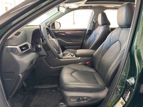Used 2024 Toyota Highlander Platinum image 16
