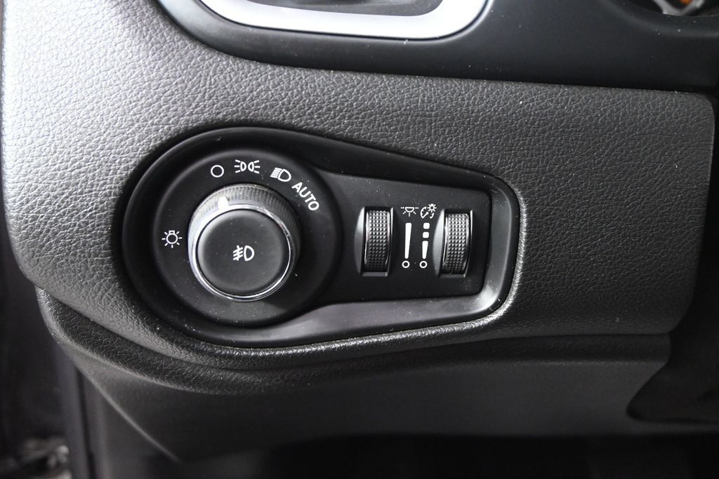 Used 2018 Jeep Renegade Latitude w/ Cold Weather Group AWD/4WD image 23
