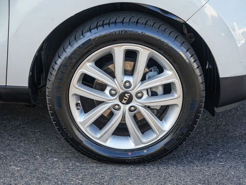 Used 2017 Kia Soul + FWD image 11