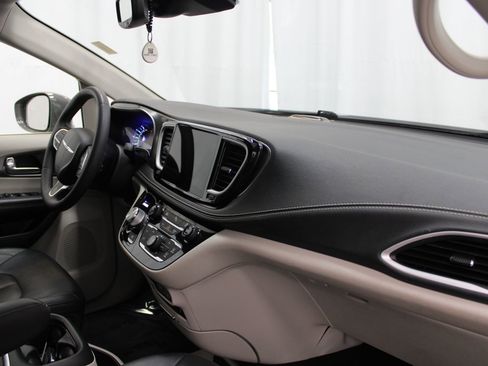 Used 2022 Chrysler Pacifica Touring-L FWD image 28