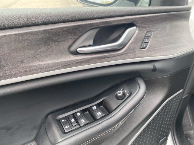 Used 2022 Jeep Grand Cherokee L Limited AWD/4WD image 23
