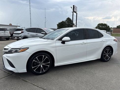 Used 2018 Toyota Camry SE FWD image 2