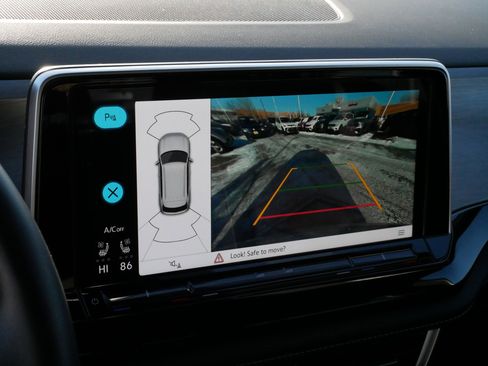 Certified 2025 Volkswagen Atlas Cross Sport SE w/ Panoramic Sunroof Package image 31