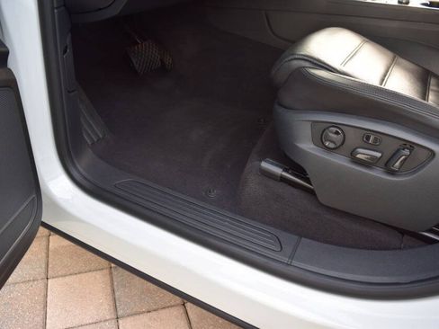 Used 2016 Volkswagen Touareg TDI AWD/4WD image 42