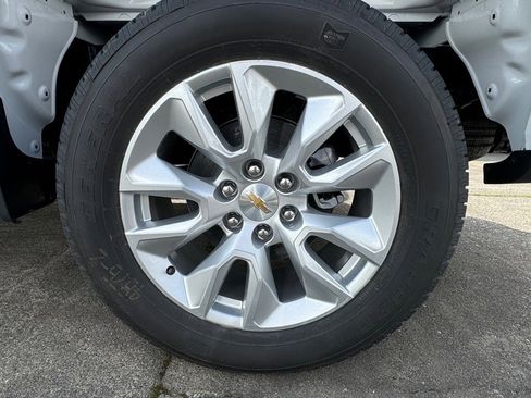 Used 2025 Chevrolet Silverado 1500 Custom image 3