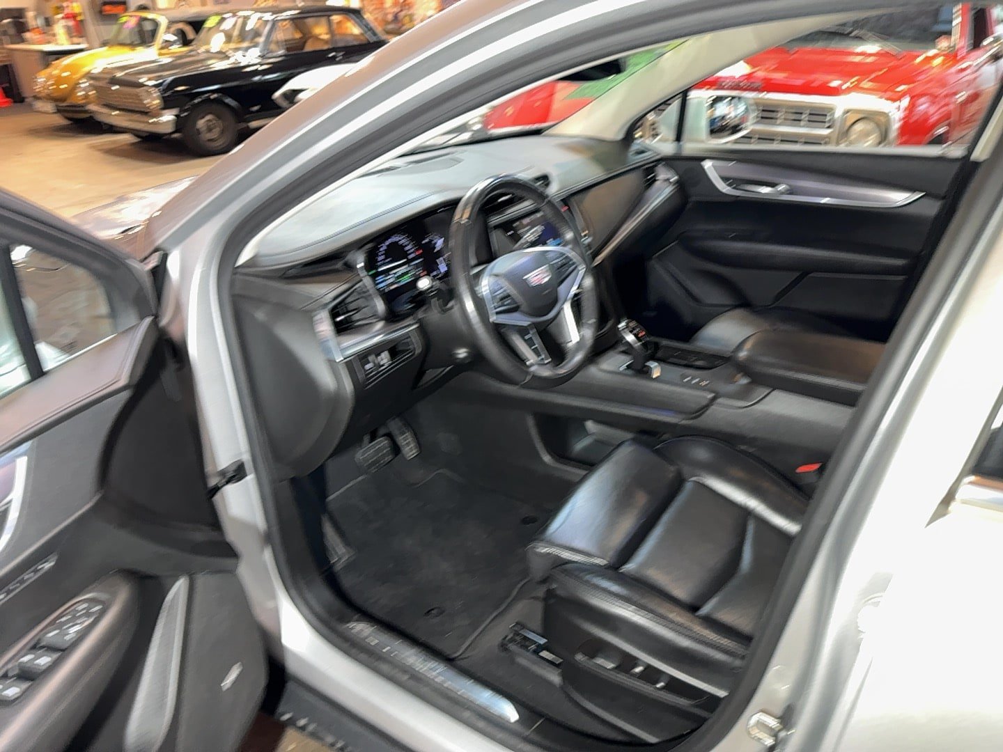 Used 2017 Cadillac XT5 Luxury w/ Driver Awareness Package AWD/4WD image 12