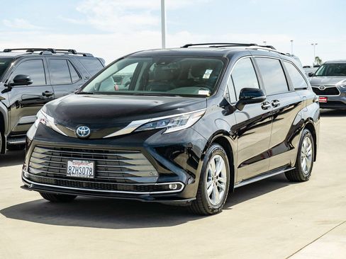 Certified 2022 Toyota Sienna Limited FWD image 6