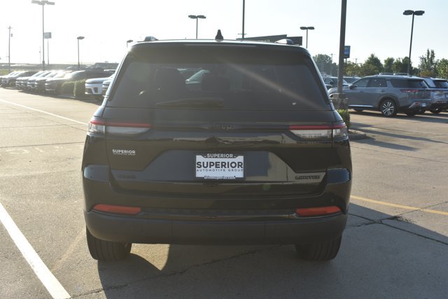 Used 2023 Jeep Grand Cherokee Limited w/ Black Appearance Package AWD/4WD image 6