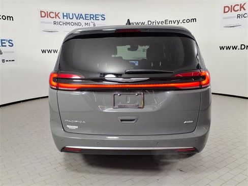 Used 2023 Chrysler Pacifica Touring-L image 5