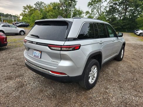 Used 2024 Jeep Grand Cherokee Laredo AWD/4WD image 5