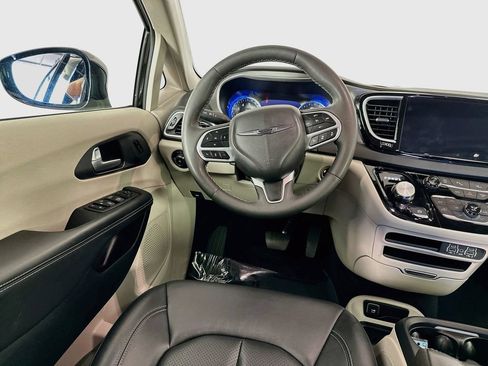 Certified 2024 Chrysler Pacifica Touring-L FWD image 32