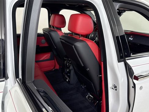 Used 2024 Rolls-Royce Cullinan image 32